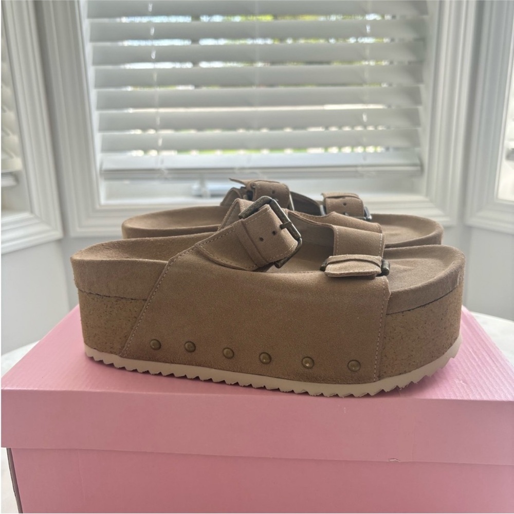 EUC. Size 8. Tan Platform Sandals with Buckle Detail.  Sexy. Cute. Comfortable - Picture 2 of 9